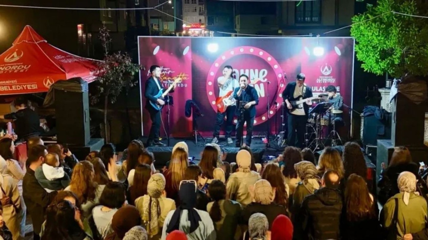 Altınordu’da Gençlik Haftası Coşkusu: Etkinlikler Grup Nabız Konseriyle Başladı