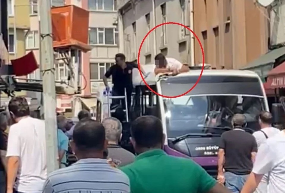 Ordu’da İlginç Kaza: Kamera Ayarı Yapan Kişi Dolmuşun Üzerine Düştü