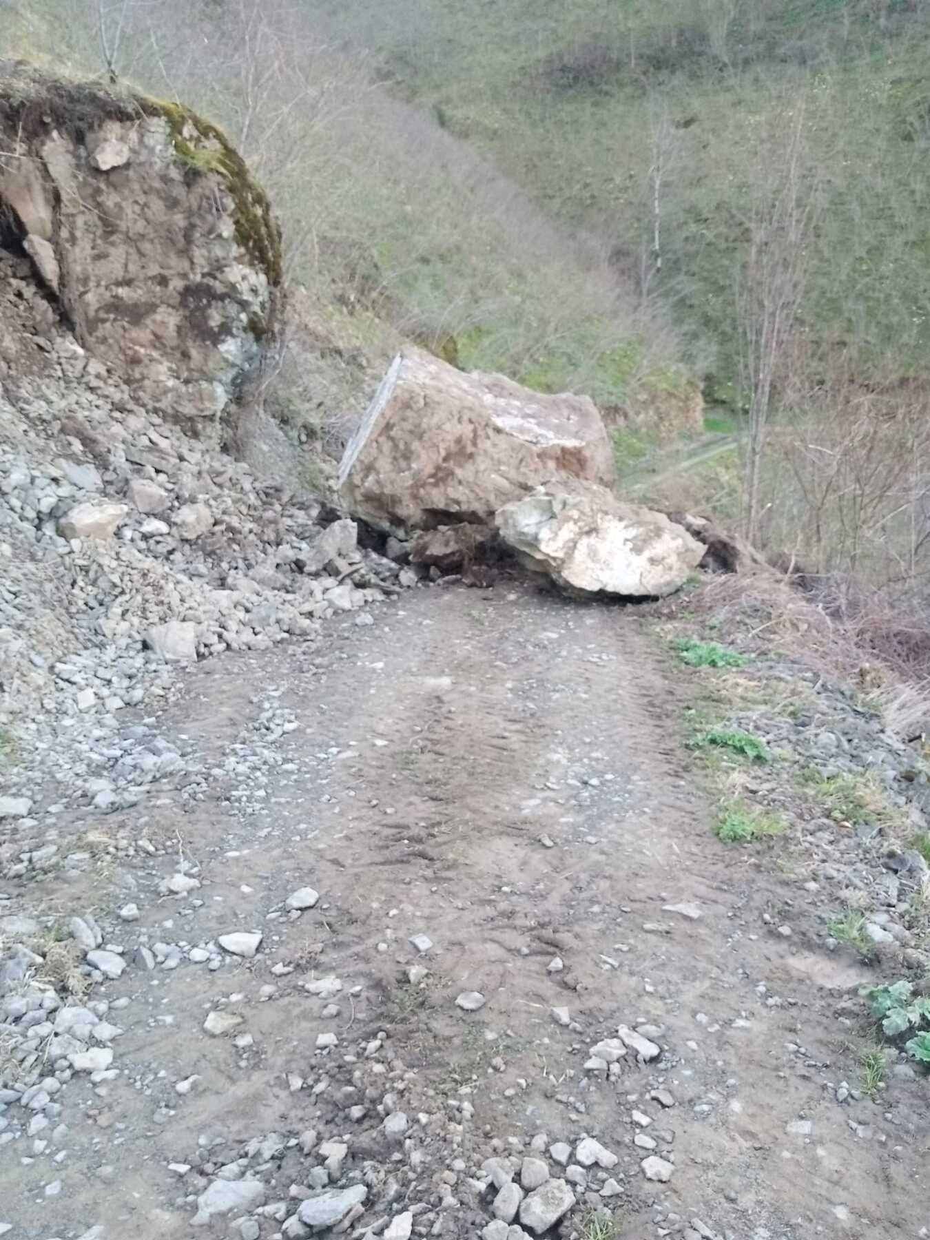 Ordu Kabadüz’de Heyelan: Mahalle Yolu Ulaşıma Kapandı