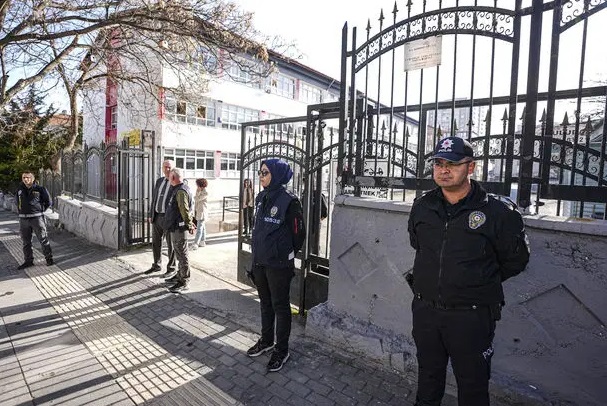 Okul Önlerinde En Az 2 Polis: Türkiye Genelinde Güvenlik Tedbirleri Artırıldı