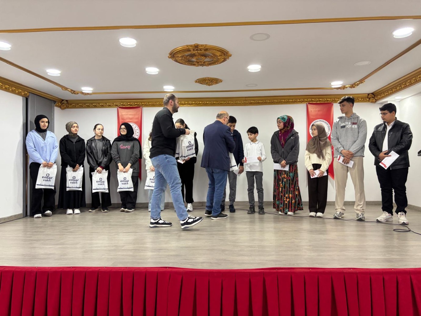 Ünye’de Başarılı Öğrencilere Anlamlı Ödül: Ensar Vakfı’ndan Kitap Hediyesi
