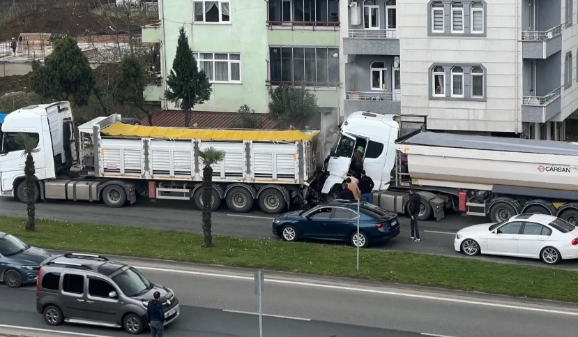 Altınordu’da Trafik Felç Oldu! İki Kamyon Kafa Kafaya Geldi