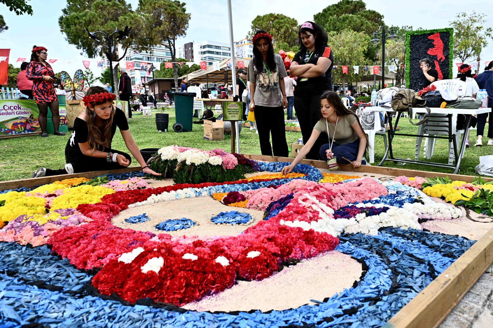 130 Bin Çiçek Yarıştı Antalya Rengarenk Görüntülere Sahne Oldu