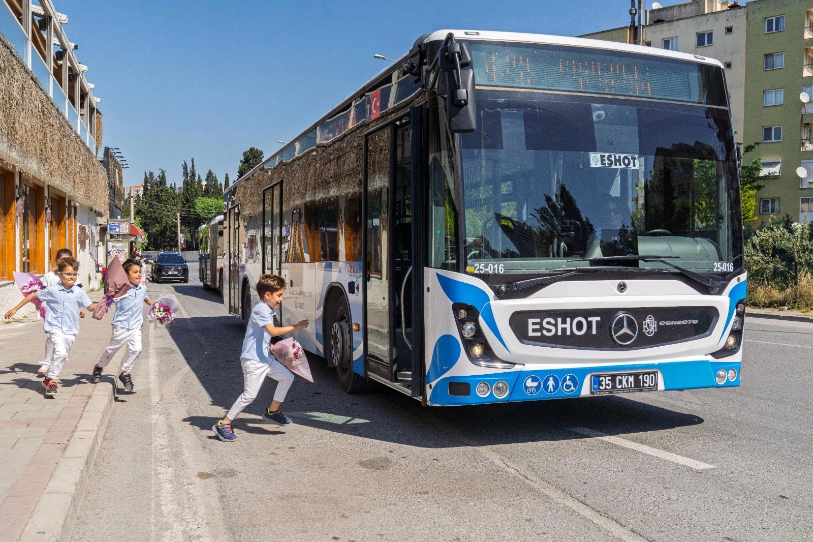 Anne Yüreği Direksiyonda Dört Çocuk Durakta