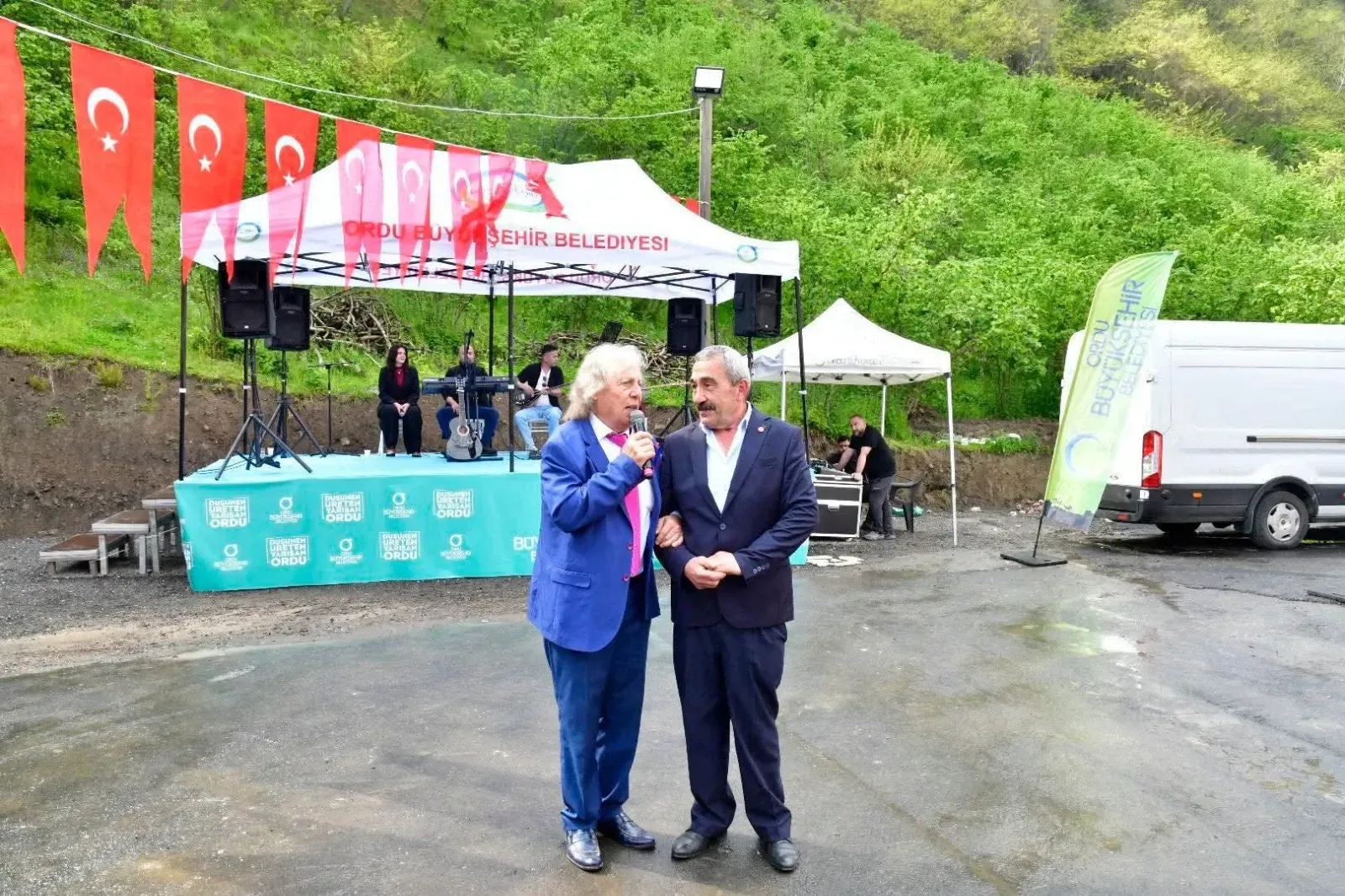 Gülyalı’da Anneler Günü Alanı Doldurdu Anneler Karanfillerle Karşılandı