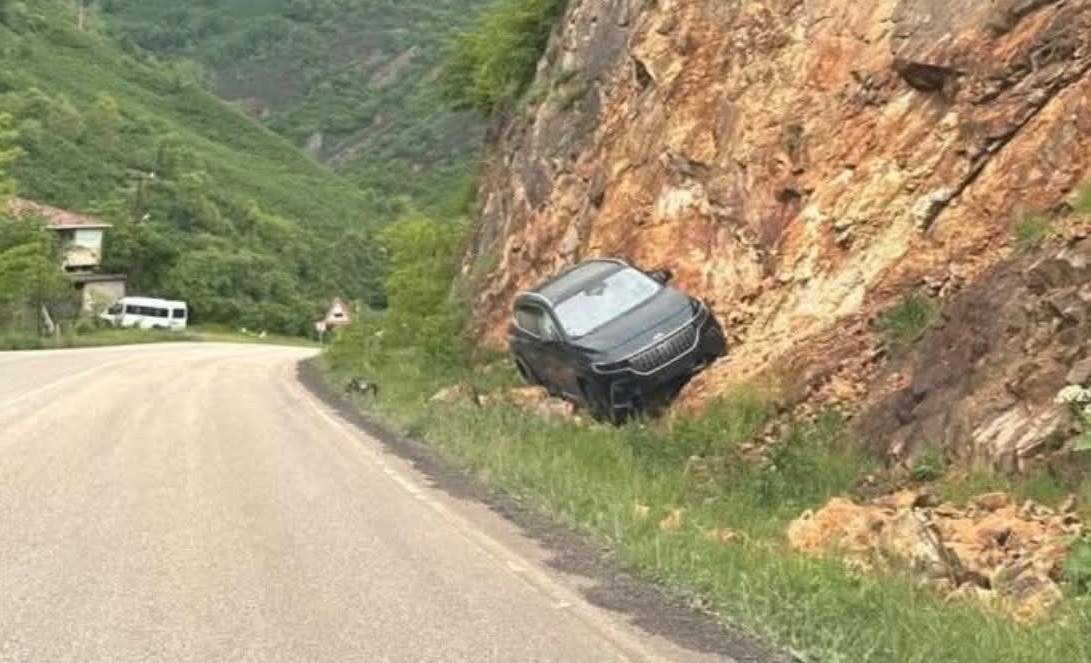 Fatsa-Aybastı Yolunda Kaza: Otomobil Yoldan Çıktı