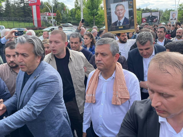CHP Genel Merkezi Tahliye Edildi Özgür Özel TBMM’ye Yürüdü