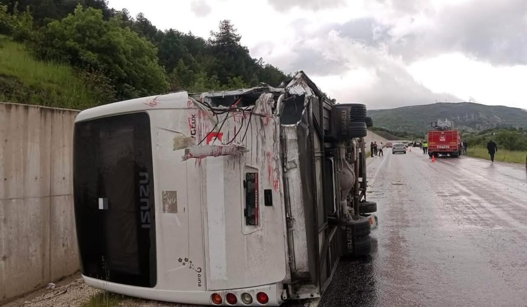 Cenaze Dönüşü Kaza: Otobüs ile İtfaiye Aracı Çarpıştı