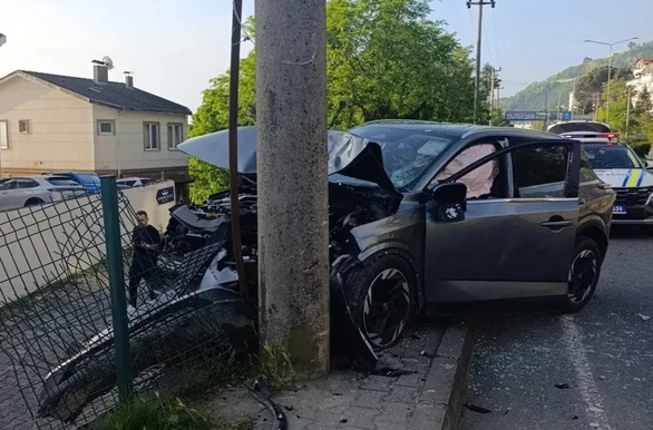 Altınordu’da Cip Direğe Çarptı: 1 Sürücü Yaralandı