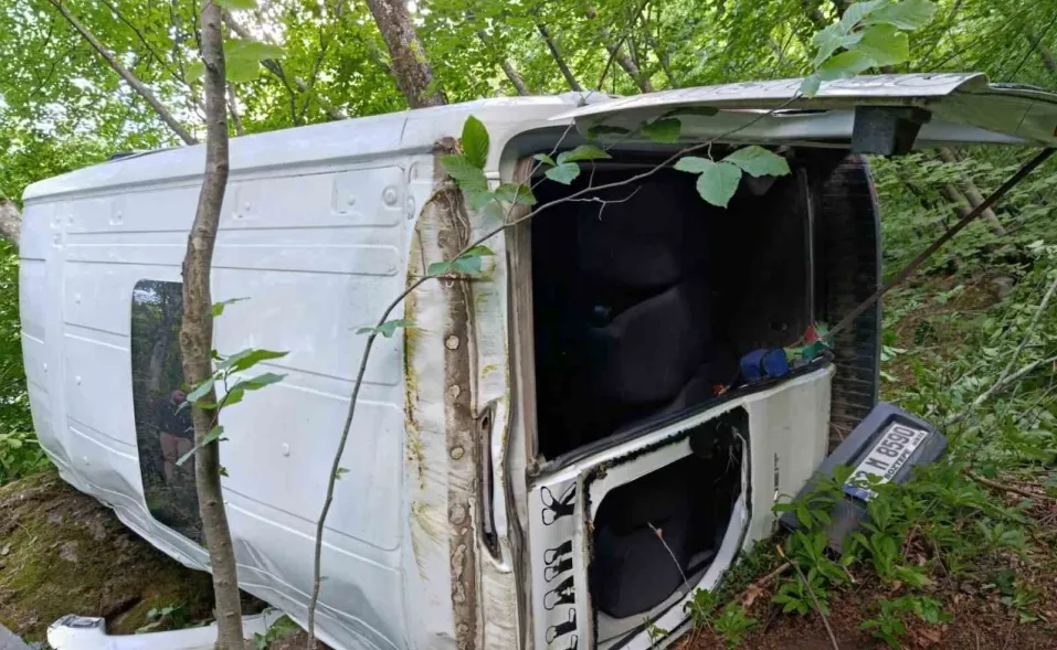 Ordu’da Yolcu Minibüsü Uçuruma Yuvarlandı: 9 Yaralı