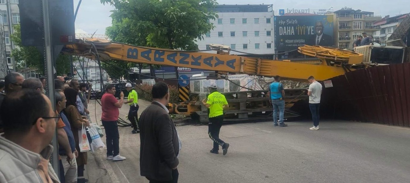 Ordu’da Büyük Tehlike! Millet Bahçesi İnşaatında Dev Vinç Yola Devrildi