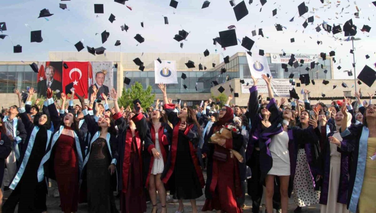 ODÜ’de 3 Bin 200 Öğrenci Mezuniyet Coşkusunu Yaşadı