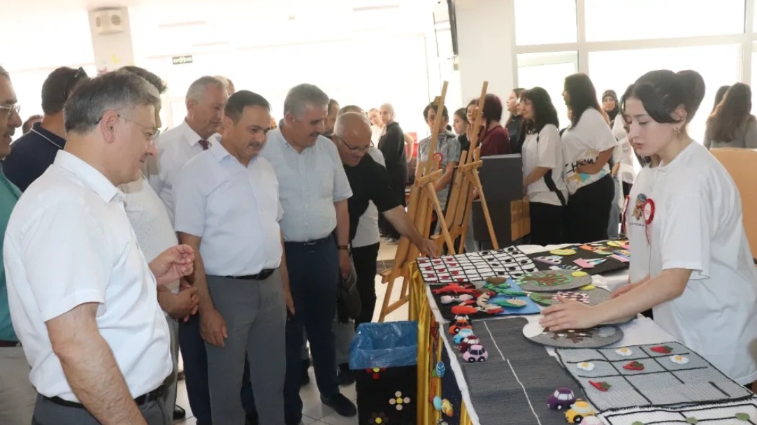 Ünye Kız Meslek’te Yıl Sonu Coşkusu: Sergi ve 80’ler Rüzgârı