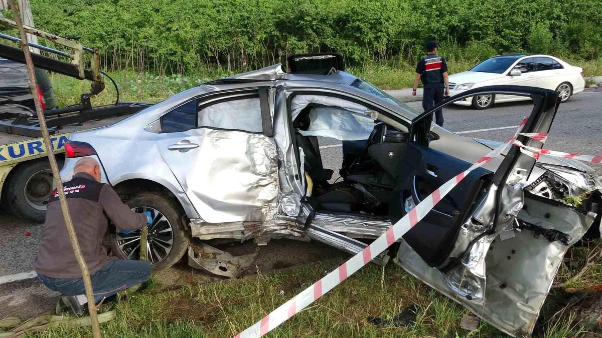 Altınordu’da Korkutan Kaza: Otomobil Refüje Uçtu, Aynı Aileden 4 Kişi Yaralandı