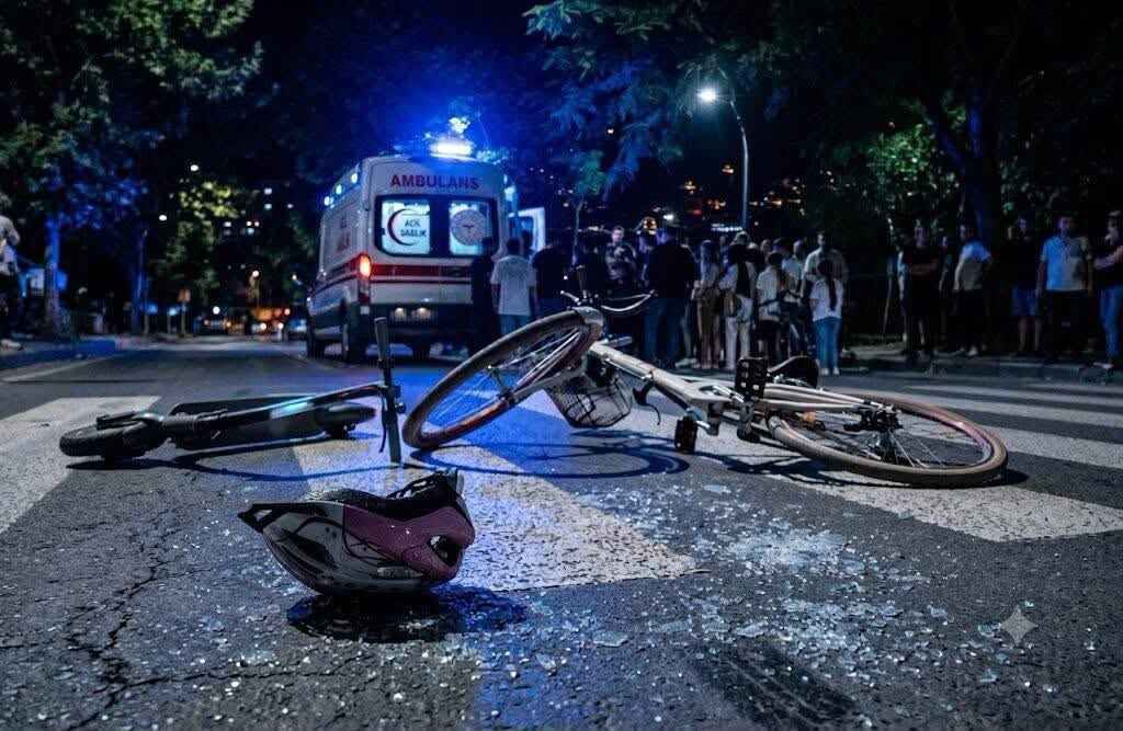 Akyazı Sahili’nde Kaza: Bisiklet Ve Scooter Çarpıştı