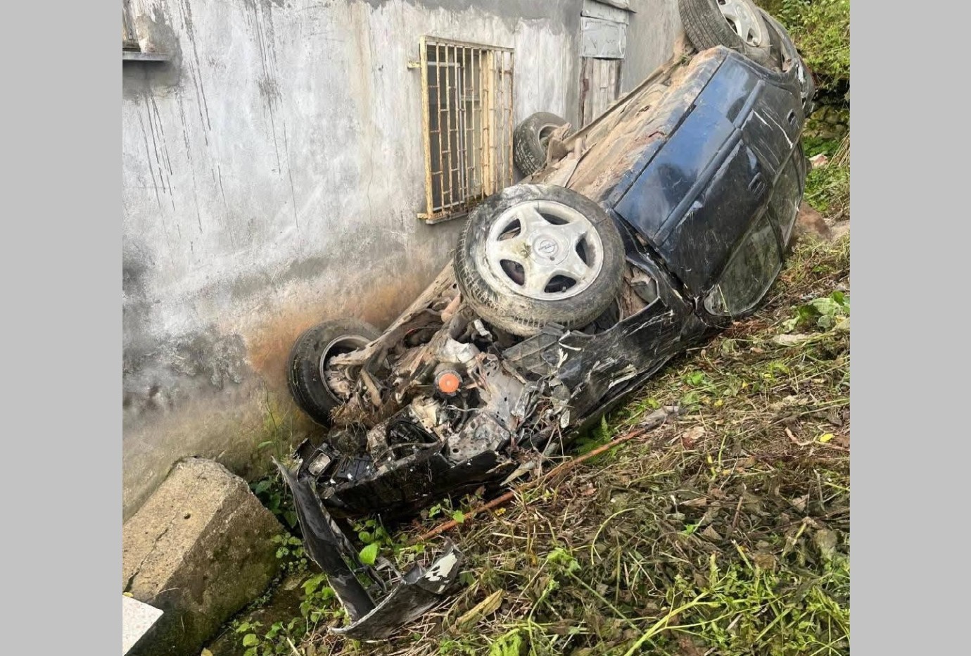 Akkuş’ta Korkutan Kaza: Otomobil Evin Yanına Savruldu, 2 Yaralı
