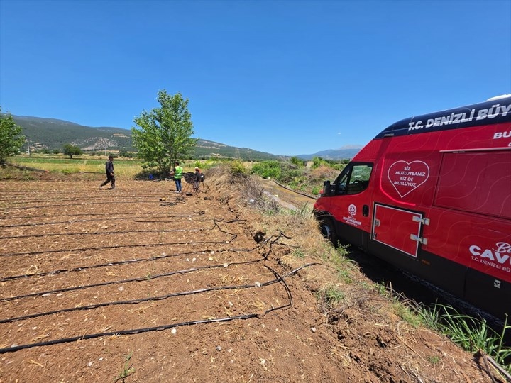Denizli’de Sıcak Havada Emekçilere Serin İkram