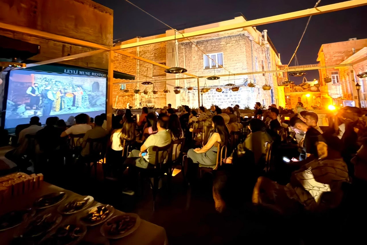 Mardin'de sinema rüzgârı... &Prime;Sesimi Taşı&Prime; filminin galasına yoğun ilgi