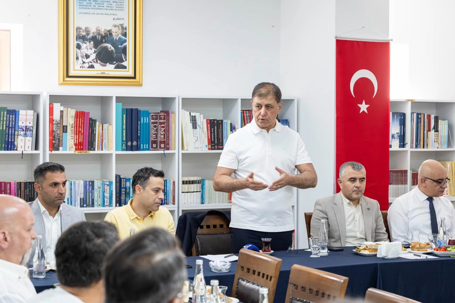 Başkan Tugay Mesaisine Kemeraltı Esnafıyla başladı... ″Tek derdimiz işimizi iyi yapmak″