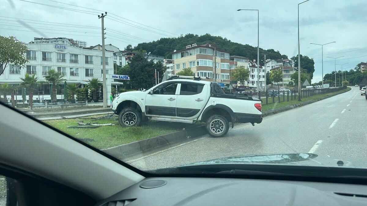 Fatsa'da Direksiyon Hakimiyetini Kaybeden Sürücü Refüje Çarptı