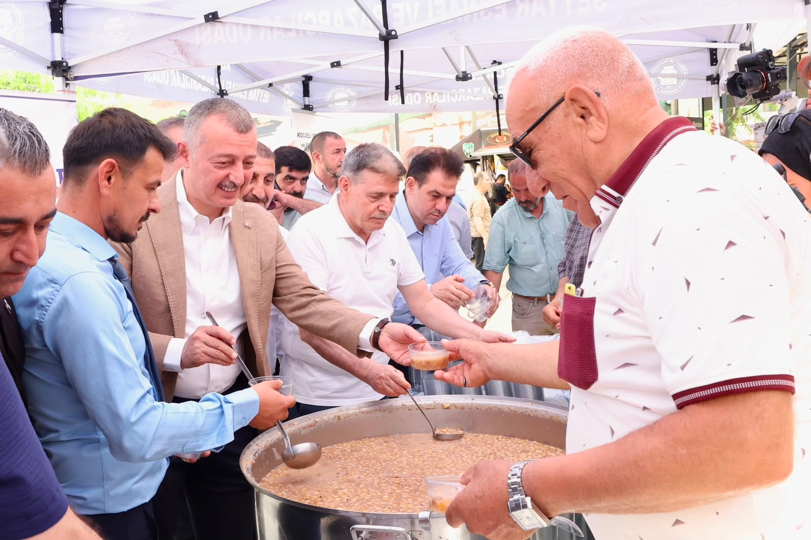 Başkan Büyükakın’dan Vatandaşa Aşure İkramı: Pazarda Yoğun İlgi