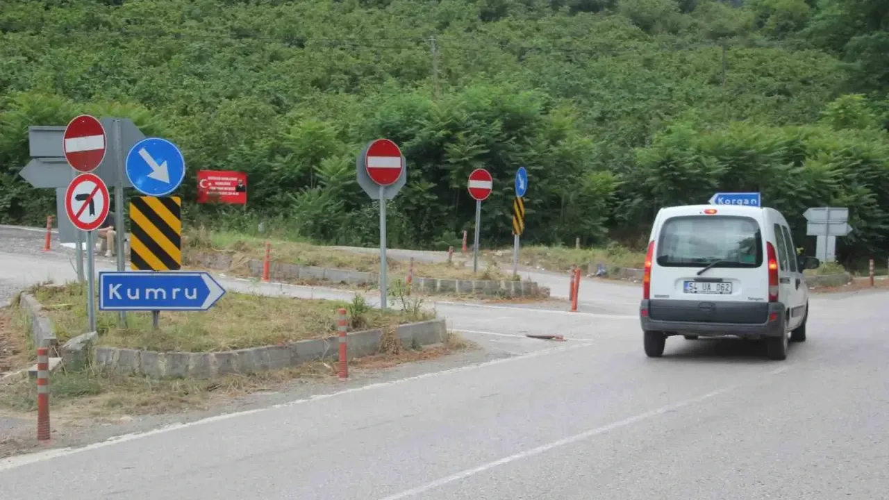 Ordu'daki Bu Kavşak Sürücüleri Çileden Çıkarıyor! Tam 29 Tabela Var