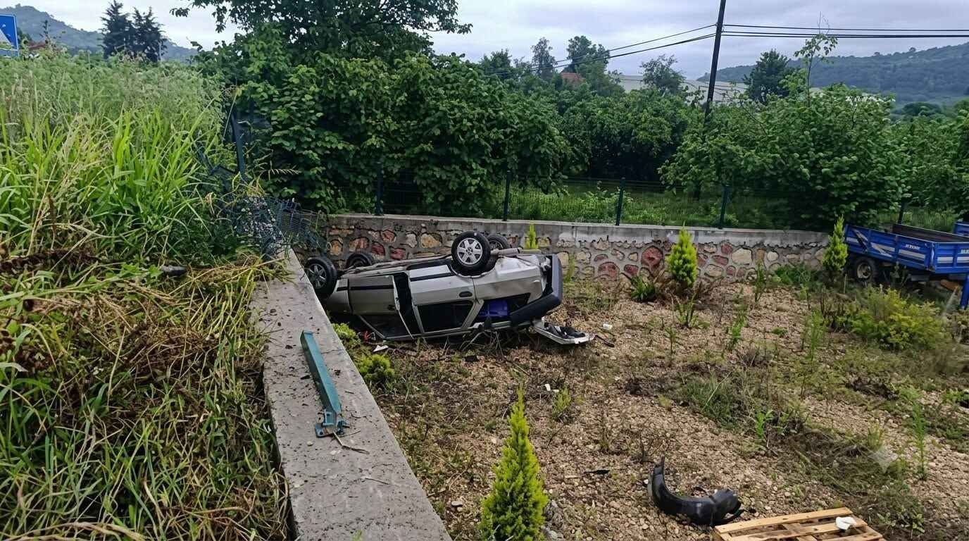 Fatsa'da Korkutan Kaza: Otomobil Bahçeye Uçtu, Sürücü Yaralandı