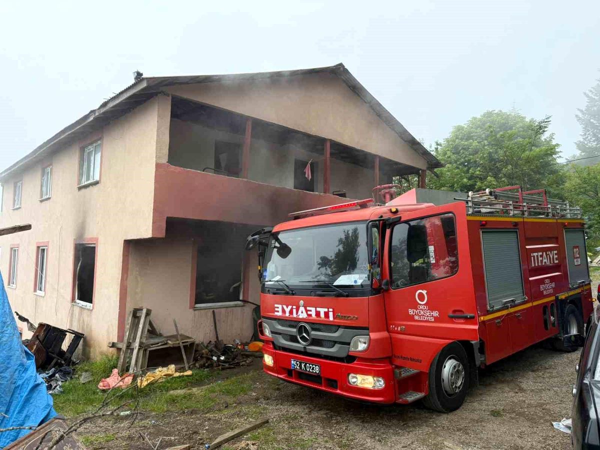 Ordu'da Sobadan Çıkan Yangın 2 Katlı Evi Kullanılamaz Hale Getirdi