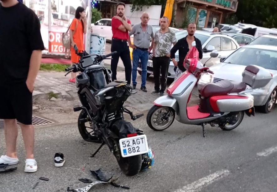 Fatsa'da Motosiklet Otomobile Çarptı: 2 Yaralı