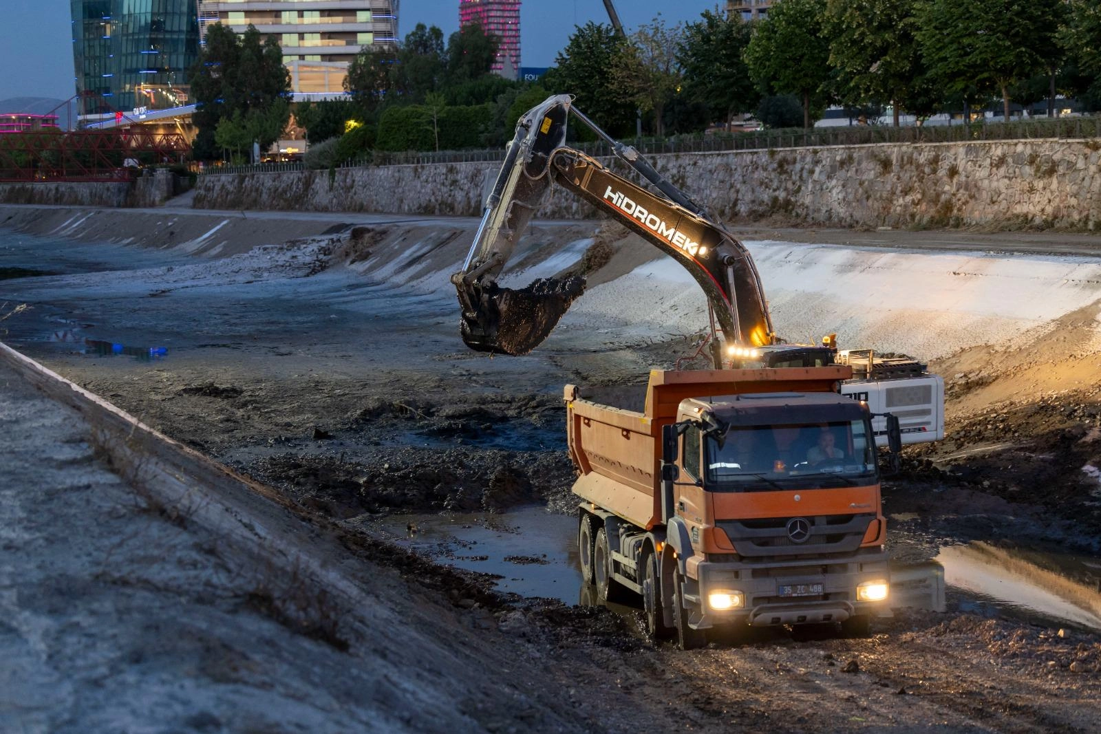 İzmir’de Derelerde 7/24 Temizlik Seferberliği