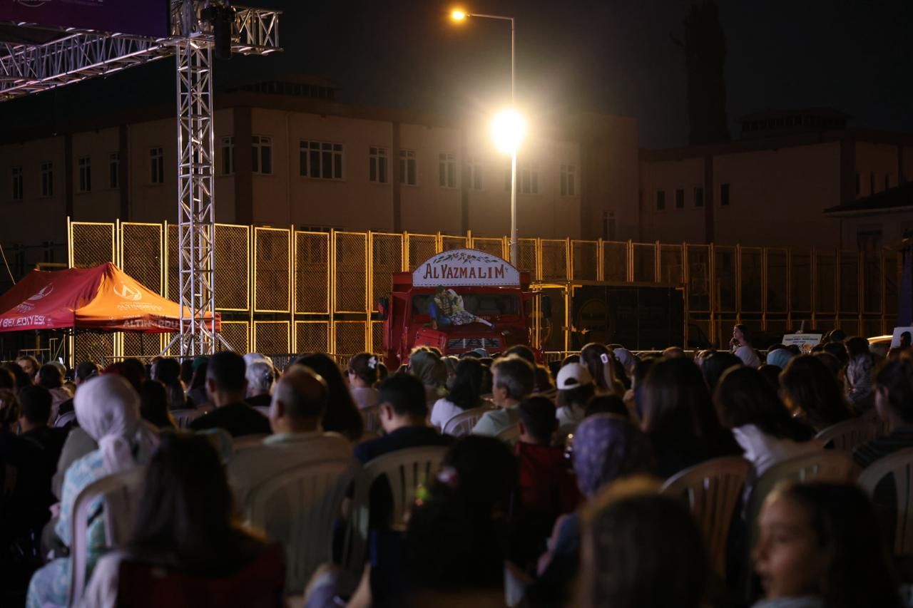 Kadir İnanır'ın Hatırası Açık Hava Sinemasında Yaşatıldı