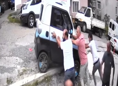 Facianın Eşiğinden Dönüldü: Vatandaşlar Yuvarlanmak Üzere Olan Aracı Ellerle Durdurdu