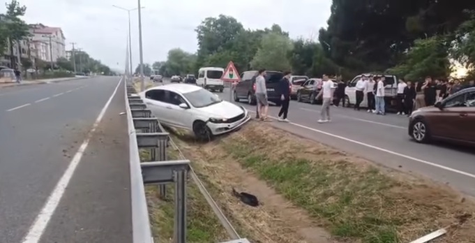 Ünye'de Direksiyon Hakimiyetini Kaybetti, Araç Refüje Çıktı