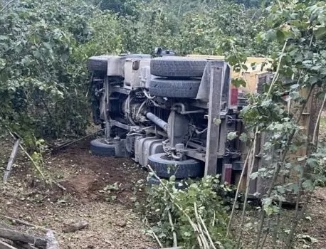 Çakıl Yüklü Kamyon Bahçeye Uçtu! Ünye’de Korkutan Kaza