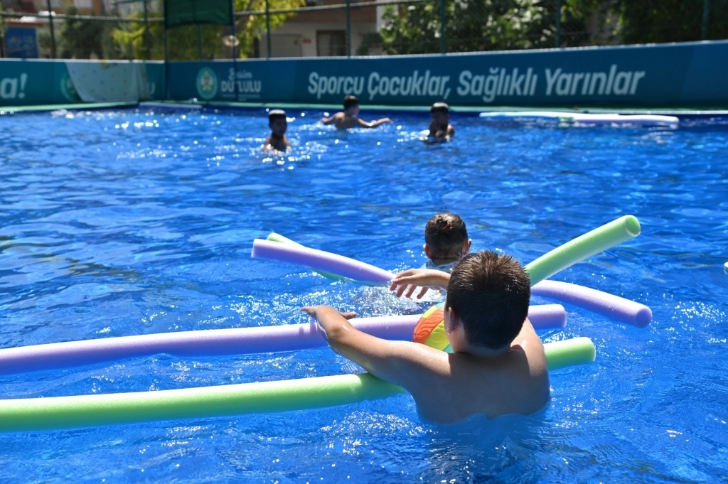 Manisa’da Çocuklara Ücretsiz Yüzme Eğitimi
