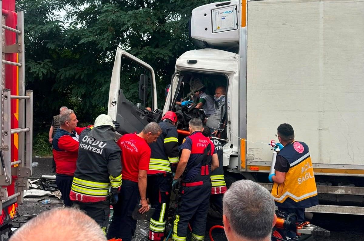 Fatsa'da Kırmızı Işıkta Zincirleme Kaza: 4 Kişi Yaralandı