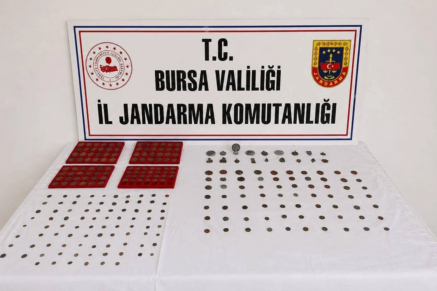 Bursa'da tarihi eser operasyonu! 273 sikke ve 18 obje ele geçirildi