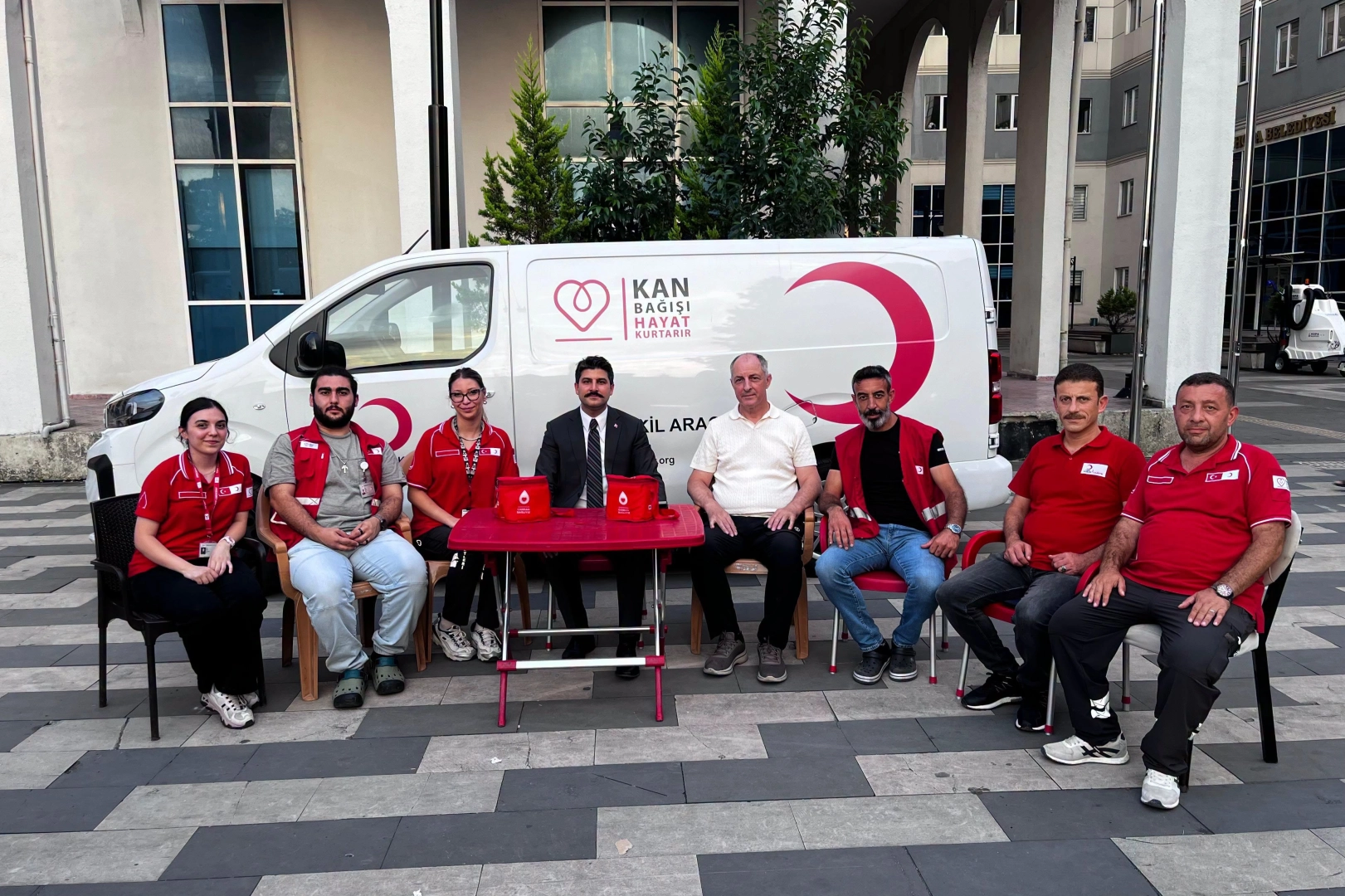 Hopa Kaymakamı Karakaya’dan kan bağışı aracına ziyaret