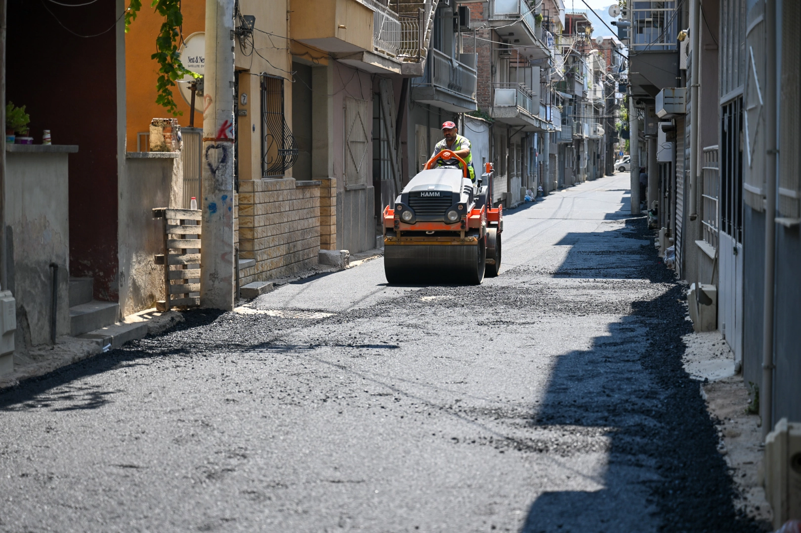 İzmir Bornova’da Çamdibi sokakları asfaltla yenileniyor