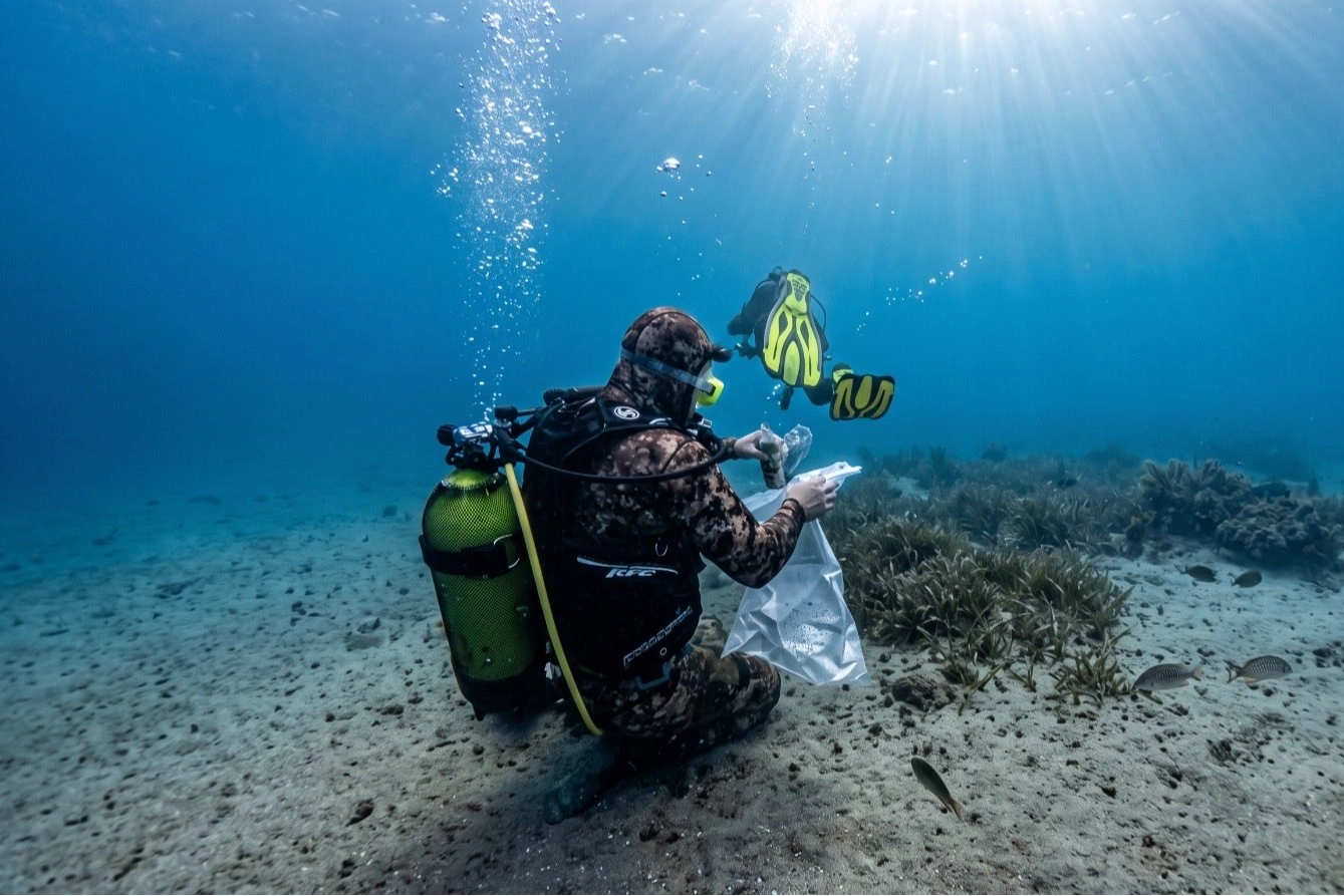 Aydın Kuşadası'nda deniz dibi temizliği