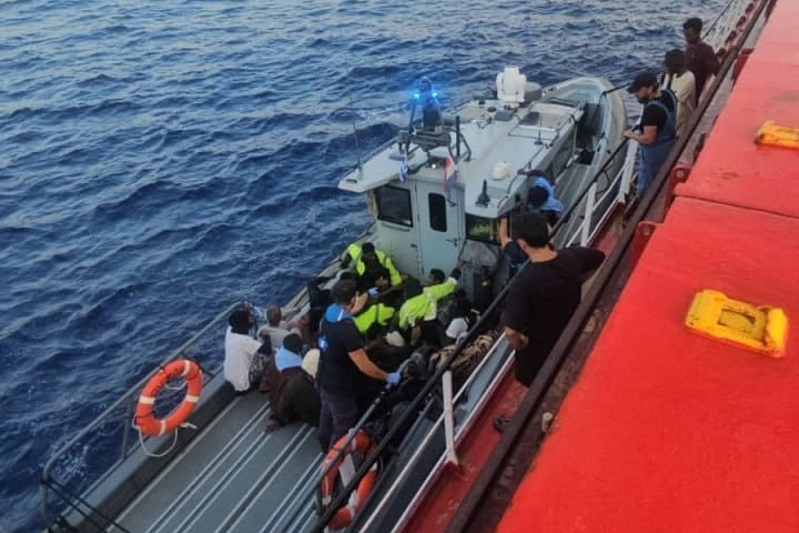 Türk bayraklı gemi 48 düzensiz göçmeni kurtardı