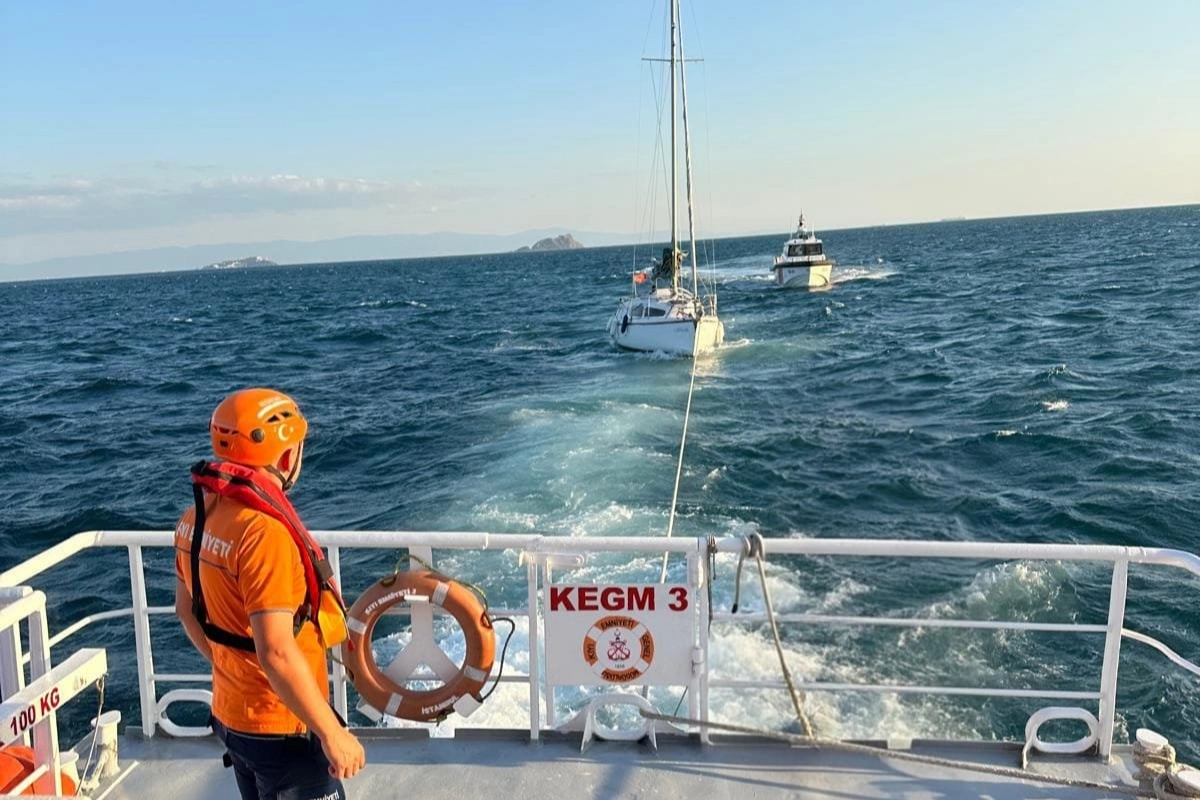 Moda açıklarında sürüklenen tekne kurtarıldı