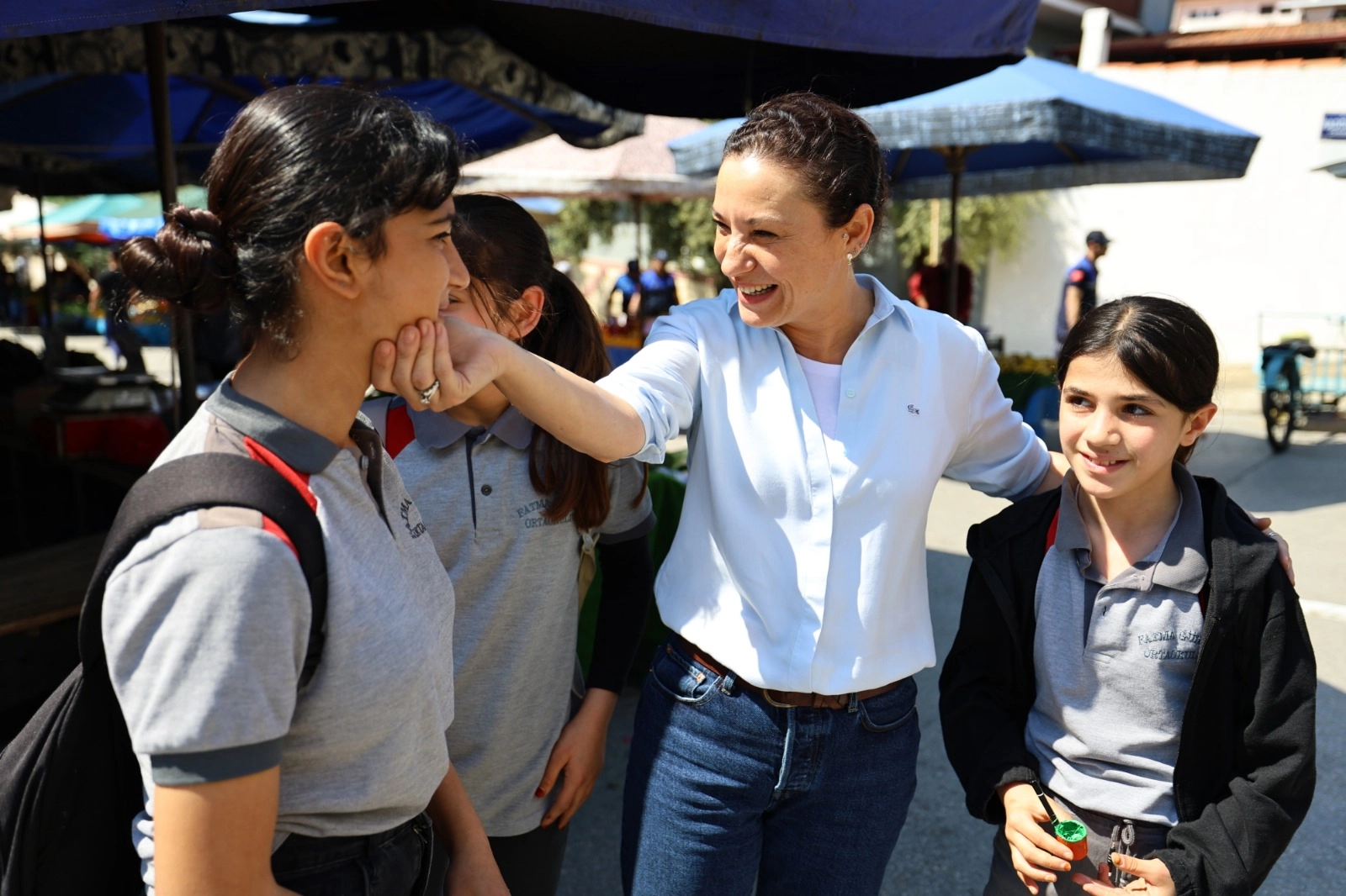 Efes Selçuk'tan öğrenciye destek, yerel esnafa nefes