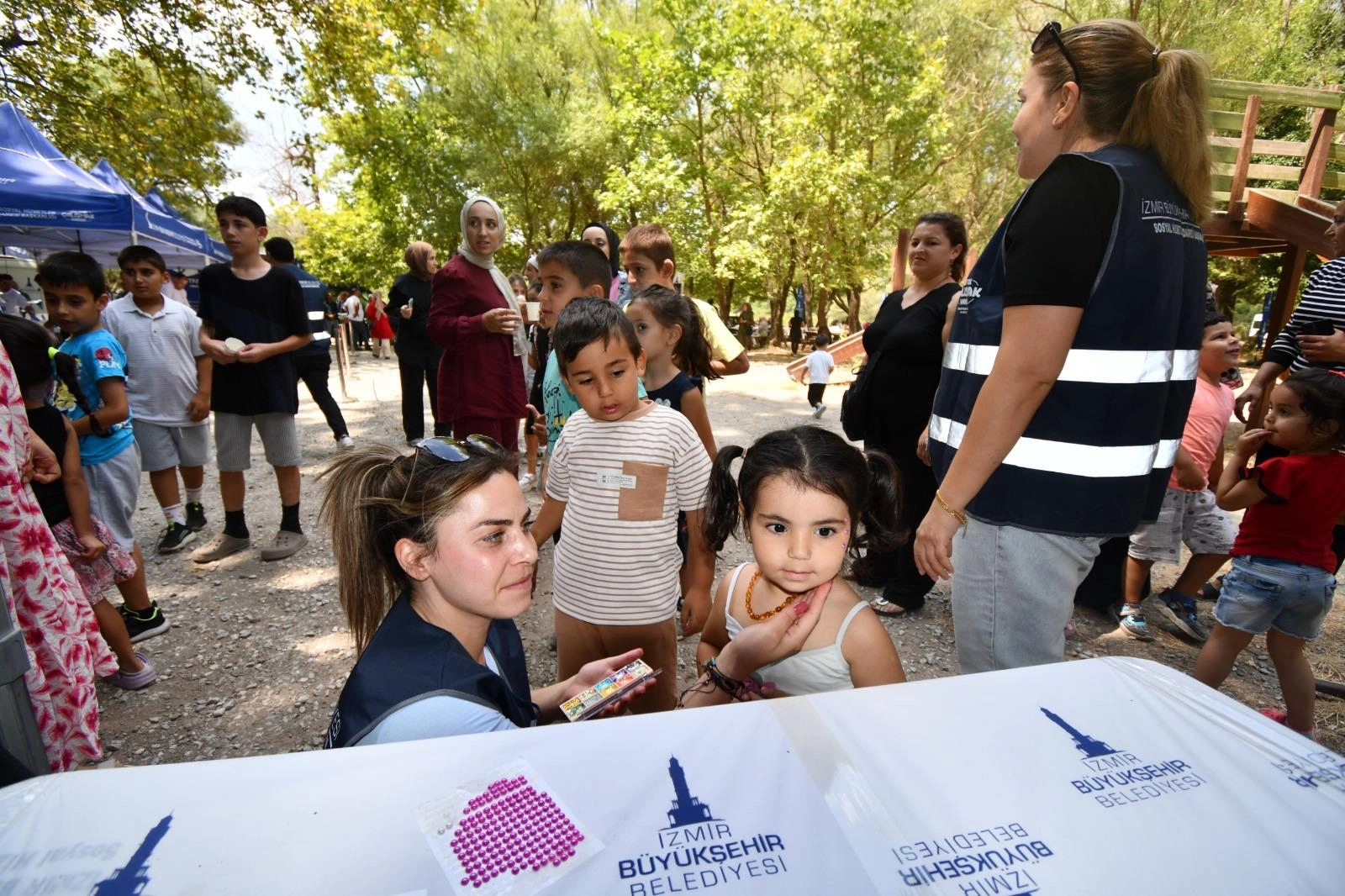 Bayraklı’da Komşuluk Buluşması: Mahalle Sakinleri Karagöl’de Bir Araya Geldi
