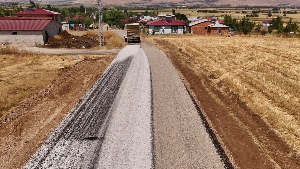 Afşin’de Kırsal Ulaşımı Güçlendiren Yol Çalışması
