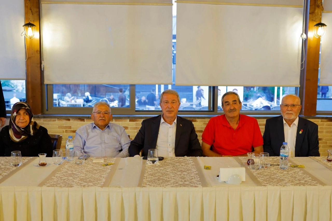 Kayseri protokolüö şehit aileleriye buluştu
