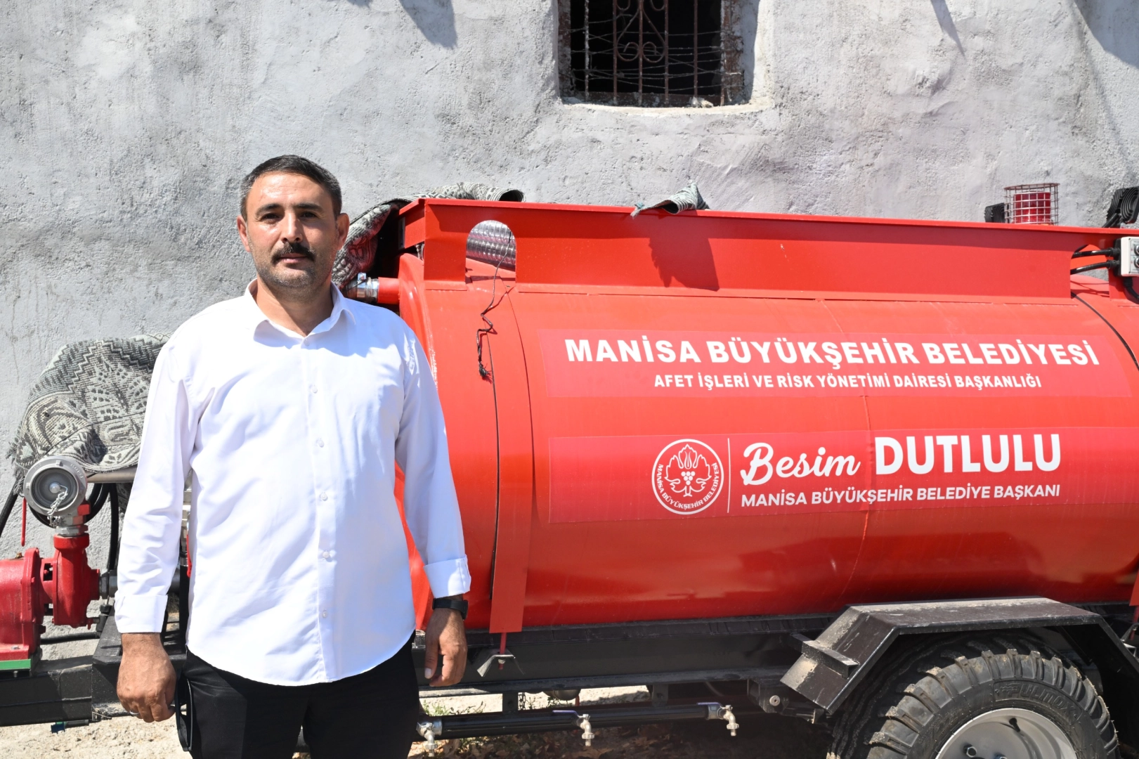 Manisa Büyükşehir’in tankeri yangının köye ulaşmasını engelledi