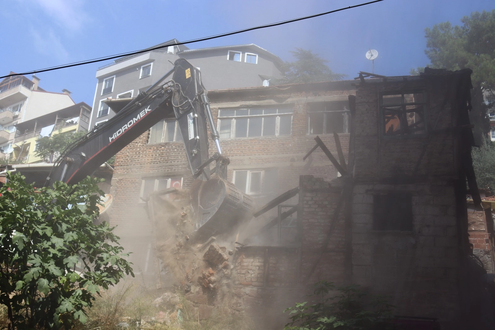 İzmit’te tehlike arz eden metruk bina yıkıldı