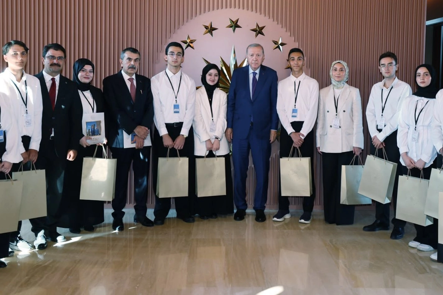 Cumhurbaşkanı Erdoğan, Ahlat Külliyesi'nde Gençlerle Buluştu