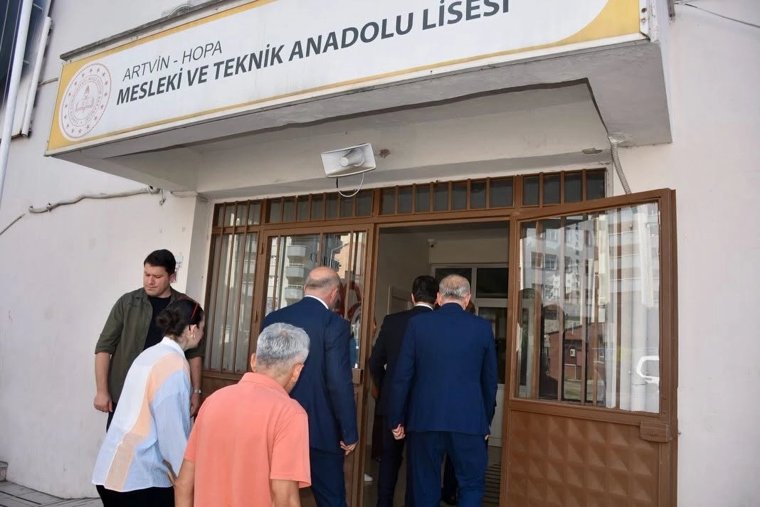 Artvin Hopa'da Kaymakam Karakaya'dan okullara inceleme